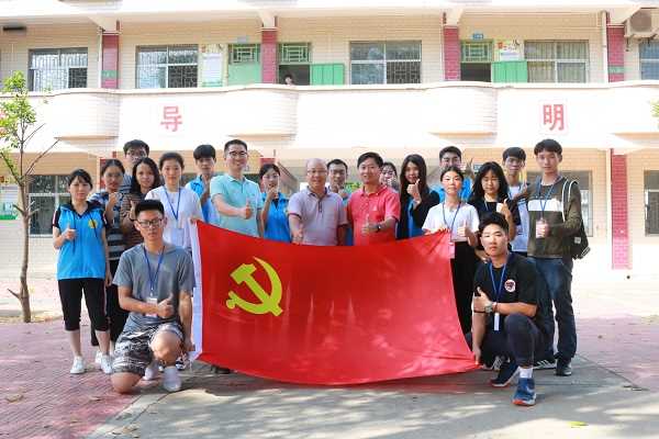 发展对象与小学生们活动留影.jpg 发展对象与小学生们活动留影.jpg