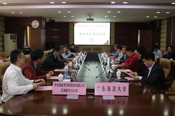 校企双方深入座谈交流.jpg 校企双方深入座谈交流.jpg