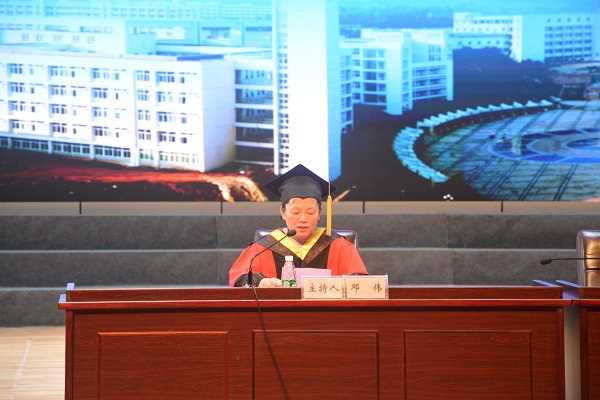 邓伟书记主持毕业典礼.jpg 邓伟书记主持毕业典礼.jpg