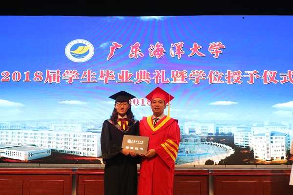 叶董事长给2018届毕业生授学位并合影留念.jpg 叶董事长给2018届毕业生授学位并合影留念.jpg