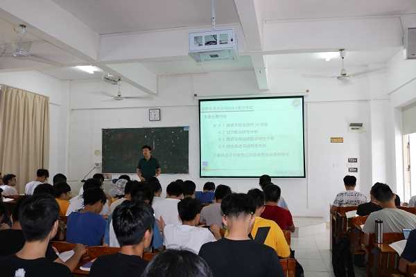 黄老师授课.jpg 黄老师授课.jpg