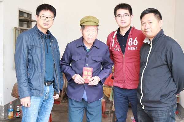 C:\Users\Administrator\Desktop\与对接贫困户合影2.jpg C:\Users\Administrator\Desktop\与对接贫困户合影2.jpg
