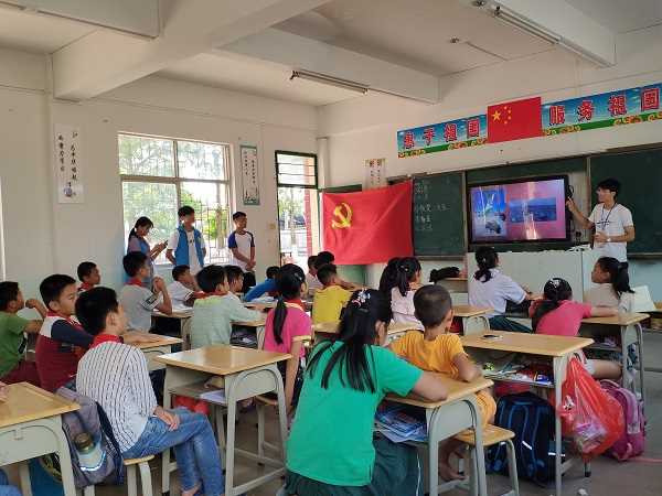 发展对象与小学生们课堂互动.jpg 发展对象与小学生们课堂互动.jpg